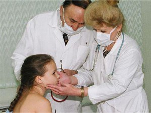 Осмотр врача ребенка болеющего гриппом